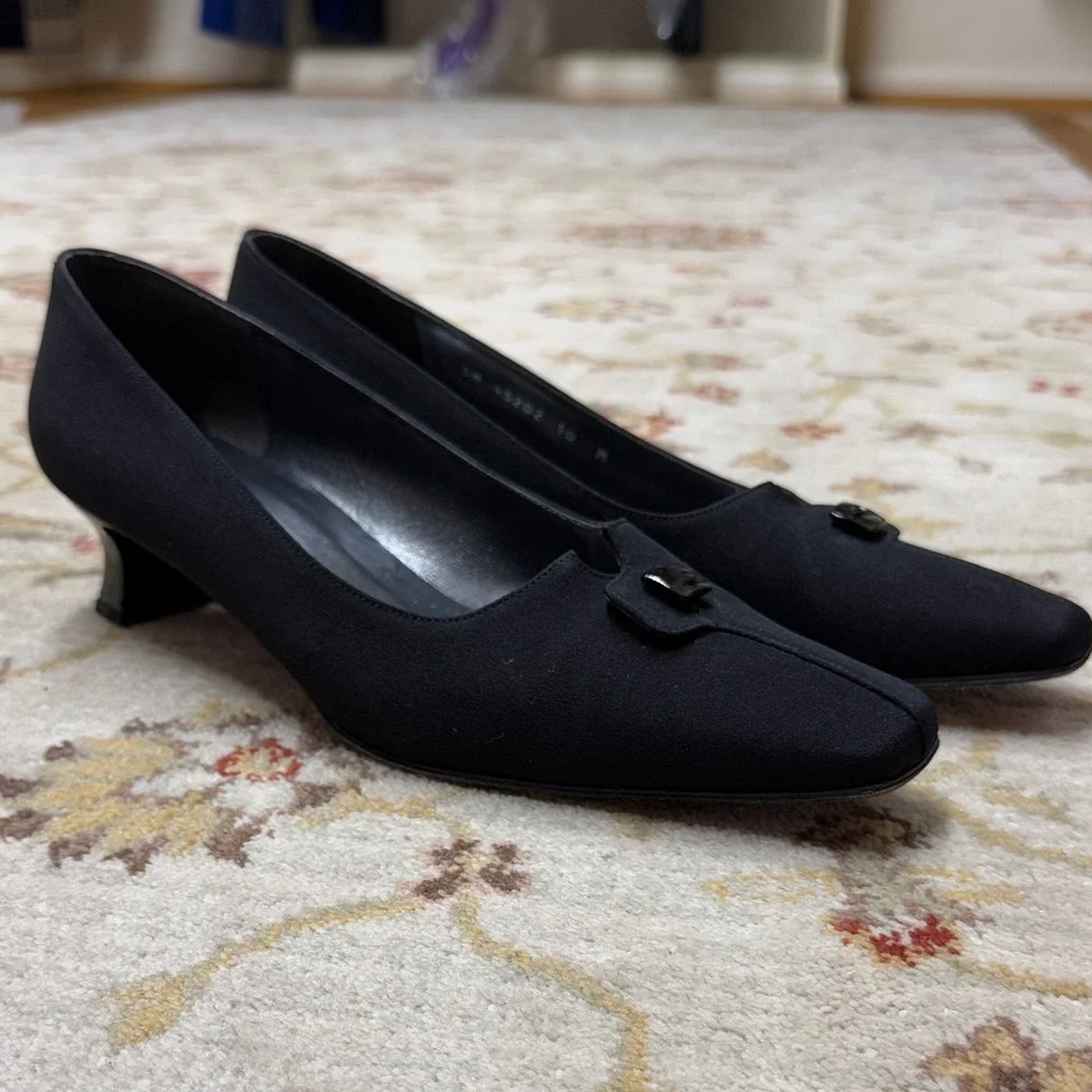 Stuart Weitzman Buttondown style heel